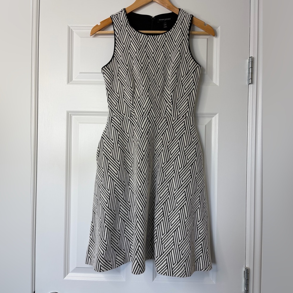 Banana Republic Black and Off White Geometric Fit and Flare Midi Dress Size 00P